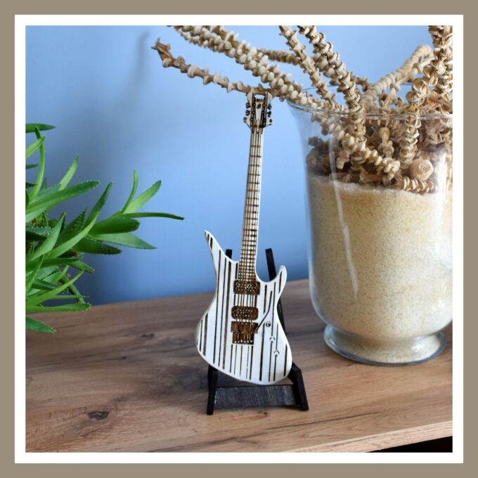 Mini gitara Schecter