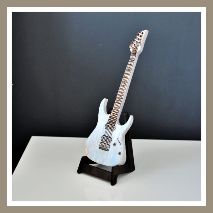 Mini gitara